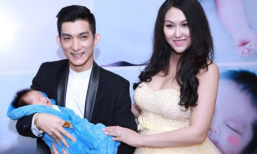 Vợ chồng Phi Thanh Vân hạnh phúc trong lễ đầy tháng con trai.