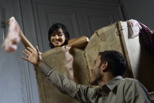 Vừa dừng xe ở cổng, tôi đã nghe thấy tiếng em gọi eo éo trong nhà “Anh ơi lấy giúp em cái áo con”. Ảnh minh họa.