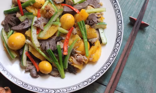 Thịt gà là món ngon được nhiều người ưa thích, tuy nhiên, nếu ăn sai cách, thịt gà có thể gây nguy hại sức khỏe. Dưới đây là một số lưu ý khi ăn thịt gà bạn cần lưu ý: 