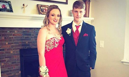 Mối tình giữa Ashley Doolittle và Tanner Flores kéo dài hơn một năm trước khi chấm dứt. Ảnh: The Huffington Post.