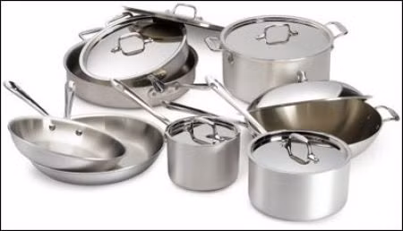 Dụng cụ bằng nhôm. Bạn nên hạn chế dùng nồi nhôm để nấu thức ăn mặn vì khi nấu sẽ sinh ra muối nhôm gây độc cho cơ thể người, nhất là loại nồi nhôm sản xuất từ nguồn nhôm phế liệu, xử lý không hết tạp chất, khâu thụ động hóa bề mặt “trơ” với môi trường không đảm bảo. Các nhà chuyên môn còn cho biết, bản thân nhôm dễ bị tác động của môi trường từ các chất ăn mòn.