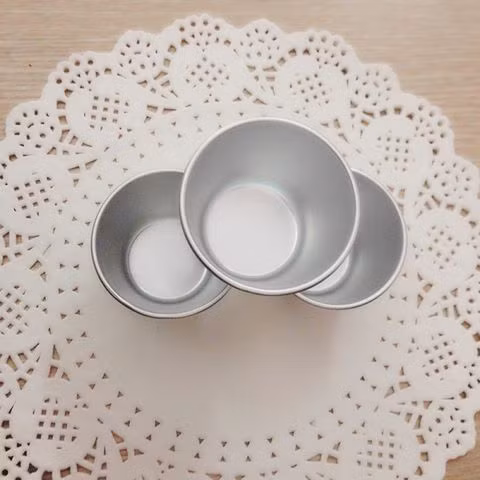 Trong môi trường axits, muối, chua… bề mặt sản phẩm nhôm sẽ bị rỗ, phóng thích ion nhôm vào cơ thể làm cho người sử dụng bị giảm trí nhớ.