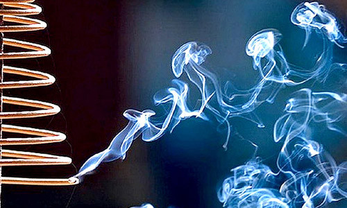 Khói hương có thể bị tẩm hóa chất độc hại. Ảnh minh họa