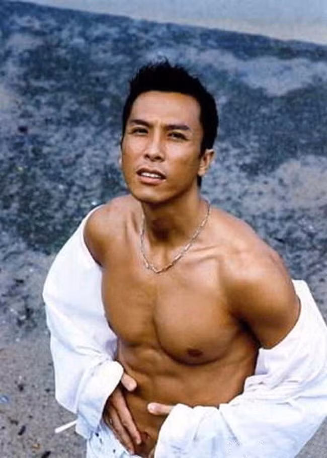 Không chỉ sở hữu gương mặt góc cạnh nam tính mà ngôi sao võ thuật Trung Quốc Chân Tử Đan còn khiến phái đẹp mê mẩn bởi thân hình săn chắc, vạm vỡ.