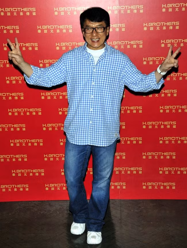 Do tập võ từ nhỏ nên dù ở tuổi 61, Thành Long trông vẫn phong độ.