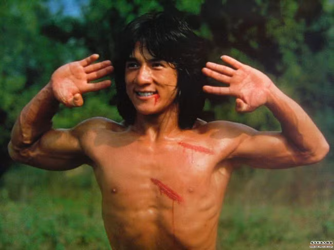 Thành Long khoe cơ bắp trong một cảnh phim thuở xưa.
