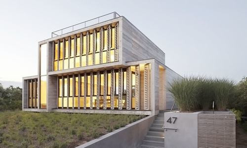 Cấu trúc của ngôi nhà độc đáo này được thiết kế theo nguyên tắc nhà thụ động, tạo điều kiện thông gió tự nhiên thông qua các định hướng tối ưu và mang đến những kích thước khác nhau của nội thất.