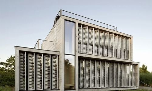 Phía tây và phía đông mặt tiền được thiết kế với nhiều cửa sổ, có thể hoạt động với lỗ điều chỉnh nhỏ ở phía tây để đón gió và mở rộng dần về phía đông. Những khác biệt về kích thước của các lỗ hở cũng tạo điều kiện cho việc thông gió tự nhiên.