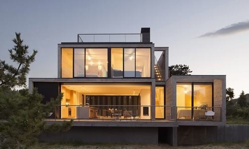 Ngôi nhà nằm trên một cảnh quan được chi phối bởi những cơn gió ven biển liên tục. Để tận dụng lợi thế của những cơn gió và bảo vệ nội thất từ ánh sáng mặt trời trực tiếp, các kiến trúc sư đã định hướng bộ mặt của ngôi nhà về phía đường phố, hướng về phía mặt trời buổi chiều.