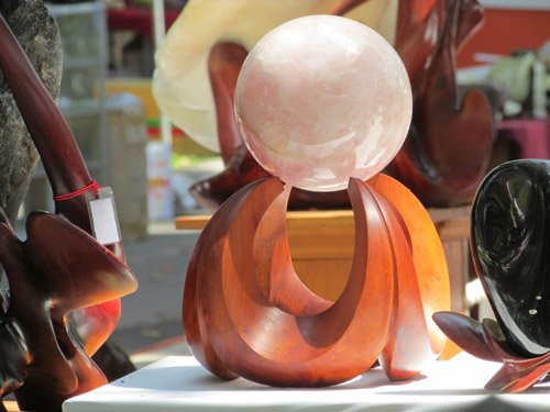 Một trong những viên đá màu hồng lấp lánh, được ông Châu Chí Hùng bo tròn thủ công.