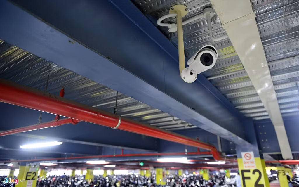 Hệ thống chữa cháy tự động với hệ thống, ống nước lớn, bình bọt vòi phun dày đặc. Nhiều camera an ninh, loa phát thanh lắp khắp nơi.