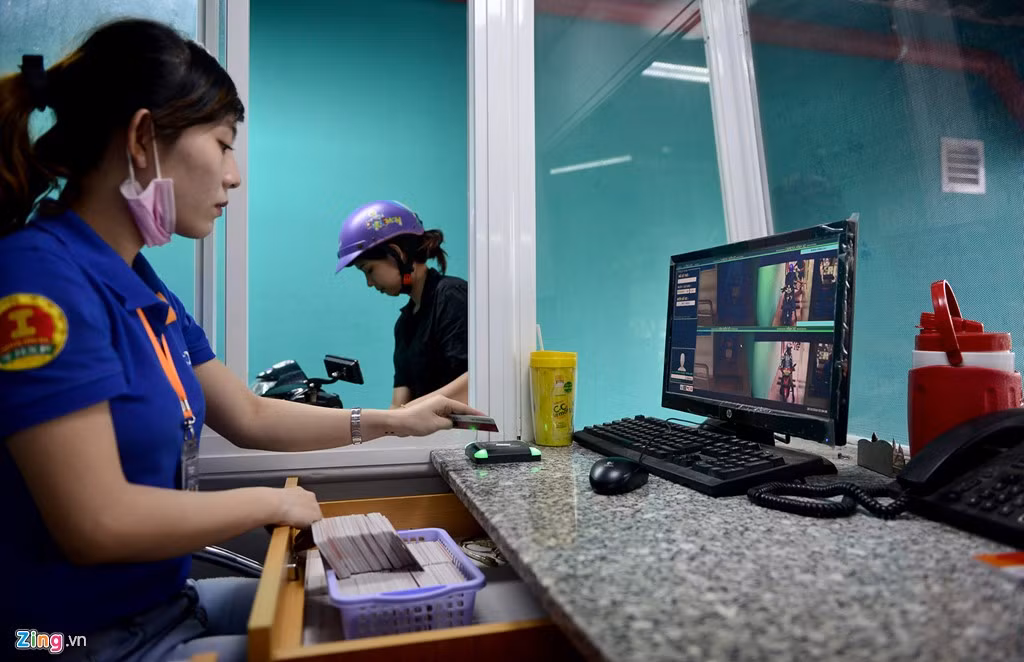 Mỗi trạm có hai nhân viên thao tác bằng hệ thống thẻ từ hiện đại, đảm bảo tốc độ, khách không phải chờ lâu. Thẻ được phân biệt với nhiều loại như thẻ ngày, thẻ tháng, ôtô, taxi, xe hợp đồng...