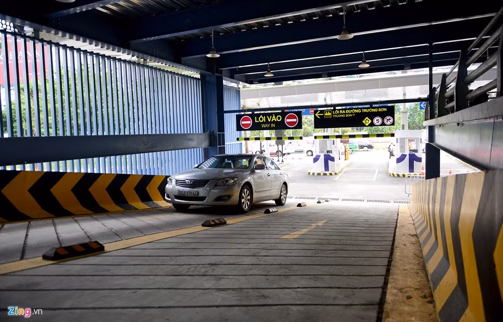 Lối lên xuống dành cho ôtô khá rộng và có đến hai đường dốc để tránh ùn tắc, hai bên được sơn màu vàng phản quang tạo thuận lợi cho lái xe ra vào ngay cả vào buổi tối.