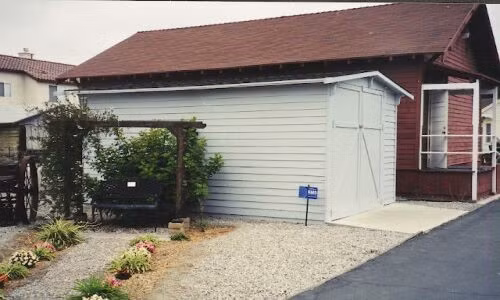 Walt Disney: Gã khổng lồ trong lĩnh vực giải trí này được thành lập vào năm 1923 trong một gara của Robert Disney, chú của Walt Disney. Ảnh: Garden-grove.