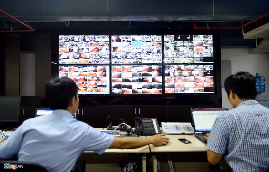 Các kỹ sư kiểm tra phòng điều hành trước khi đưa vào sử dụng. Đây là nơi theo dõi toàn bộ hoạt động của nhà xe với 12 màn hình lớn, mỗi chiếc hiển thị 25 hình ảnh camera. Hệ thống quản lý nhà xe thông minh sẽ kiểm soát được lưu lượng phương tiện ra, vào, chỗ trống, xe đang được giữ...