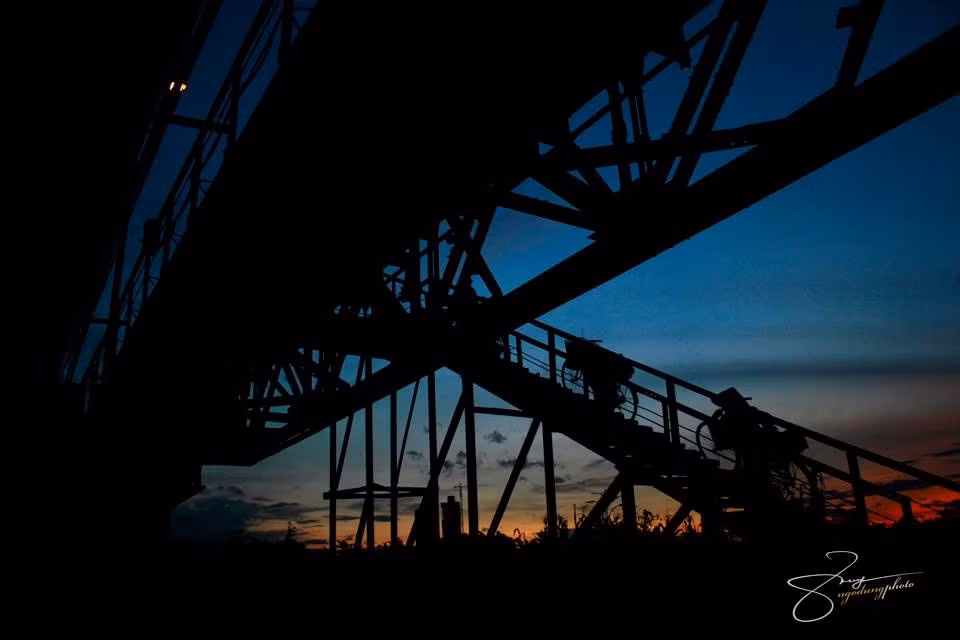 Khi tối hẳn, các hàng trà đá, trà chanh bày ra với vài ba chiếc chiếu giản dị. Bạn sẽ thấy cảm giác thanh bình, xen lẫn chút xưa cũ. Điều đó đối lập với bên kia, cầu Chương Dương nhộn nhịp, đèn sáng lung linh, tượng trưng cho nhịp sống hiện đạị.