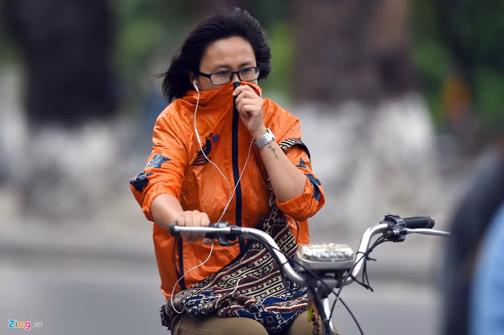 Một bạn trẻ trên đường Láng, mặc dù mặc áo gió vẫn phải kéo cổ tránh lạnh.