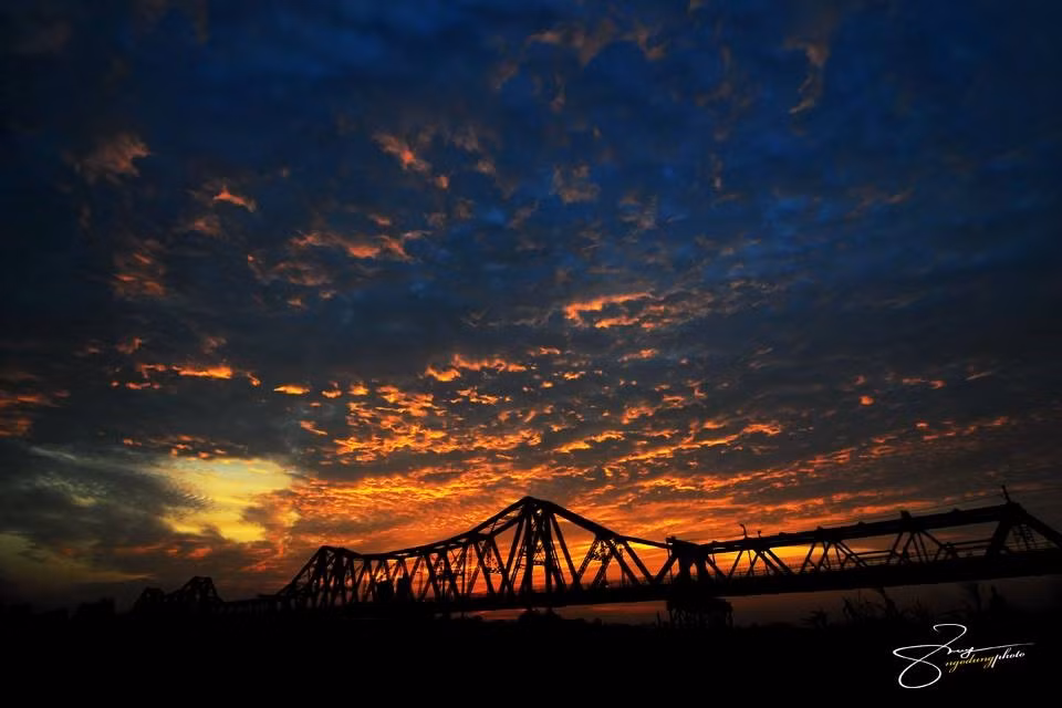 Tới nay, cầu Long Biên đã hơn 100 tuổi, khoác lên mình màu sắc cũ kỹ dù được tu sửa nhiều lần.