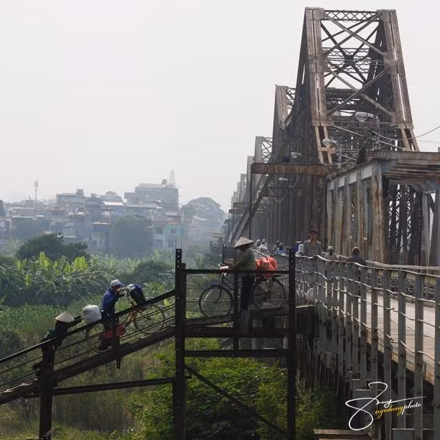 Đây cũng là cây cầu hiếm hoi ở nước ta, các phương tiện di chuyển phía bên trái đường.