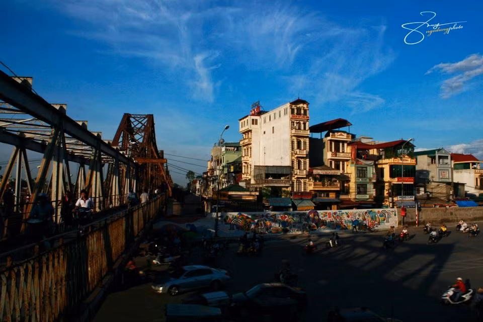 Ta dễ dàng gặp những hàng rong buôn bán vài thứ quà quê như quả cóc, quả ổi, củ đậu hay mớ tôm, mớ cá vừa đánh bắt dưới sông được người dân mang lên cầu.