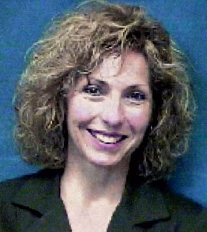 Nạn nhân là Kathleen Aiello-Loreck (49 tuổi) đã kết hôn, có 3 con. Là thư ký của một công ty, Kathleen thường xuyên rời khỏi văn phòng, đi bộ qua đoạn đường mòn để về nhà vào buổi trưa. Trong quá trình đi bộ, cô hay tranh thủ gọi điện thoại cho bạn bè hoặc người thân.