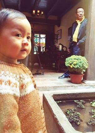 Bức hình hiếm hoi khi MC Lại Văn Sâm lọt vào ống kính ảnh hậu trường của một bé nhỏ trong chương trình Tết.