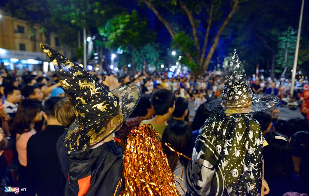Dự kiến trong tối 30/10, phố đi bộ hồ Gươm sẽ còn đông đúc hơn khi không khí lễ hội Halloween dần được nhiều người hưởng ứng.