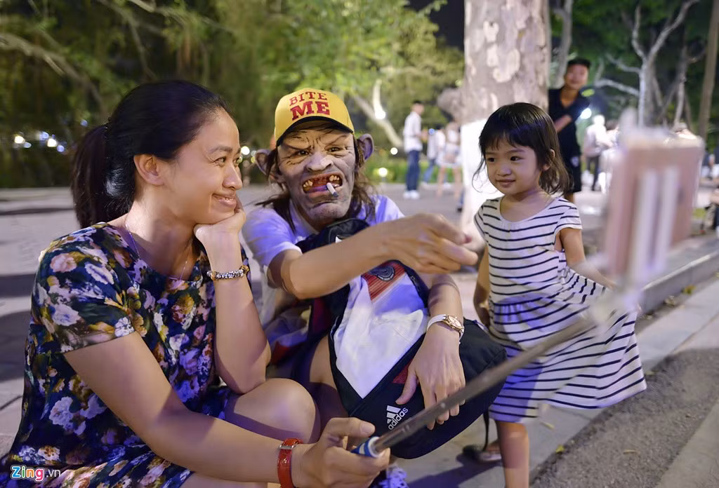 Một em bé lúc đầu sợ hãi, sau đó quen dần, đã vui đùa với người đeo chiếc mặt nạ kinh dị.