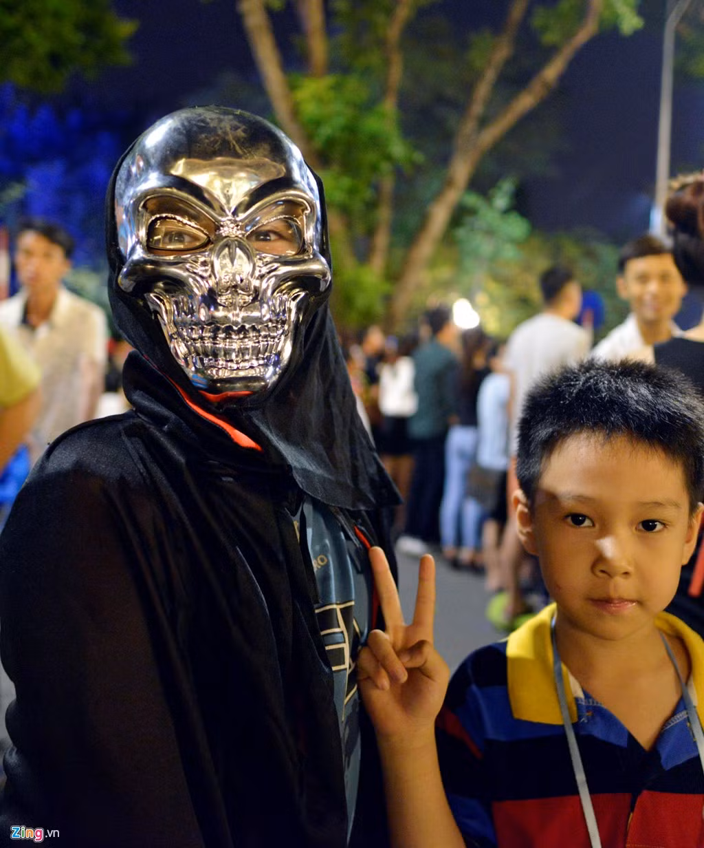 Tít cùng anh trai được cha mẹ cho dạo phố đi bộ. Em nhỏ này cho biết do không thích những bộ quần áo màu đen, mặt nạ kinh dị nên không muốn diện đồ như anh mình.