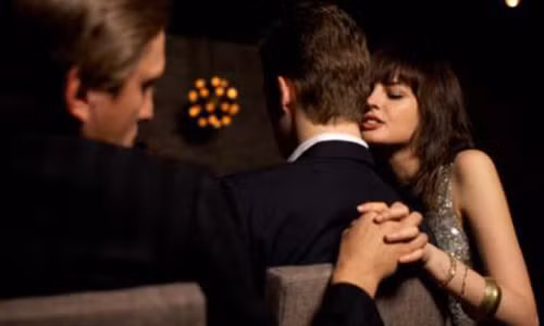 Để có tiền nuôi bồ trẻ, Lành đã dựng lên kế hoạch đánh ghen đại gia của mình. (Ảnh minh họa)