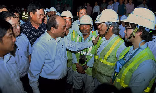 Thủ tướng Nguyễn Xuân Phúc thăm hỏi, động viên công nhân thi công dự án hầm đường bộ qua đèo Cả. Ảnh: VGP/Quang Hiếu