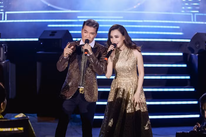 Đàm Vĩnh Hưng song ca cùng Hồ Quỳnh Hương.