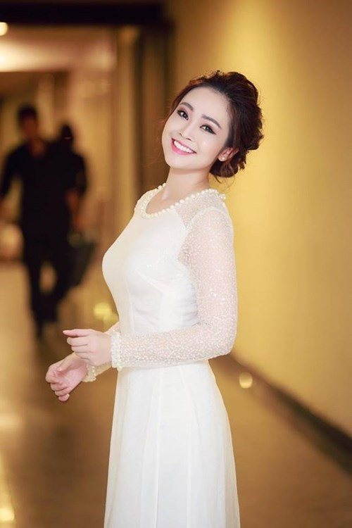 Khác với những trang phục thanh lịch, kín đáo khi lên sóng, MC Thùy Linh ở đời thường diện trang phục xì tin, năng động. Nhìn những hình ảnh vui tươi, lạc quan của Thùy Linh, ít ai biết rằng cô đã trải qua những năm tháng tuổi thơ khó khăn. Cô từng phụ bố mẹ bán gà ở chợ, suốt 5 năm cấp 1 chỉ có một áo ấm mặc qua mấy mùa đông, gia đình phải chắt chiu từng đồng.