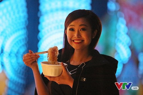 Ăn vội giữa buổi ghi hình rồi vui vẻ tạo hình trước ống kính (Ảnh: VTV)