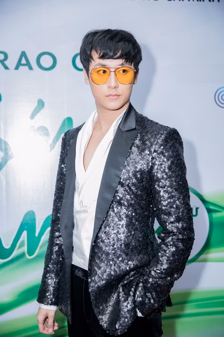 Rocker Nguyễn xuất hiện bảnh bao tại sự kiện. Chàng "tân binh" của làng nhạc Việt đã bất ngờ được xướng tên tại giải thưởng "Gương mặt phát hiện" trong sự cổ vũ nhiệt tình của khán giả tại sân khấu ca nhạc Lan Anh.