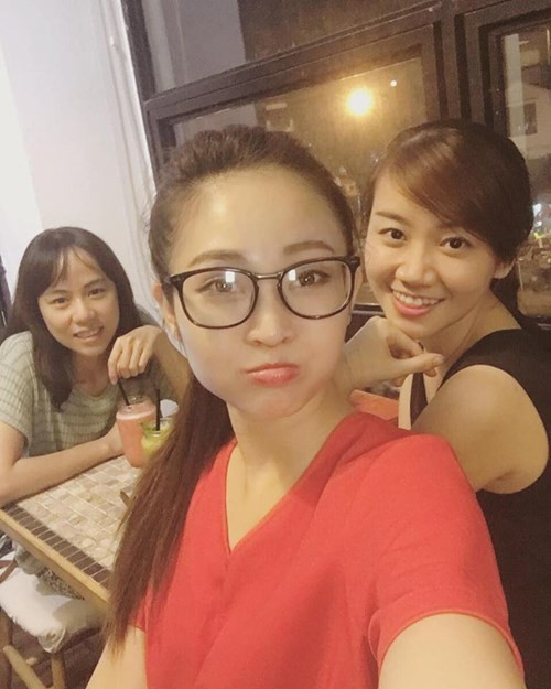 Biểu cảm đáng yêu của MC Thùy Linh trong đời thường.