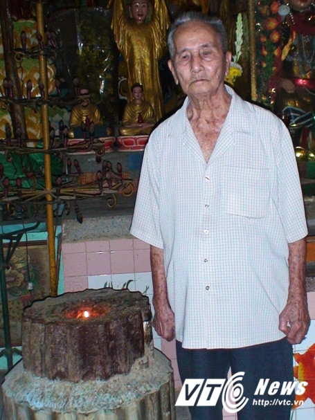 Ông Ngô Kim Giảng bên cây nến đã cháy mấy chục năm.