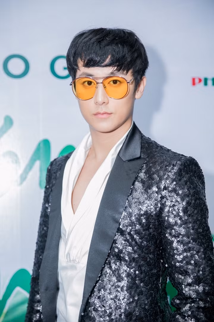 Chia sẻ về giải thưởng đầu tiên trong sự nghiệp ca hát Rocker Nguyễn cho biết, “Tôi không thể tưởng tượng được may mắn lại mỉm cười với mình. Tôi hạnh phúc và biết ơn fan của mình, các bạn đã ủng hộ Rocker Nguyễn quá nhiệt tình nên giải thưởng này tôi xin dành cho fan của mình. Tôi hi vọng năm 2017 mình sẽ được ủng hộ nhiều hơn nữa, nỗ lực nhiều hơn nữa để đáp lại tình cảm của mọi người. Đêm nay, chắc Rocker sẽ mất ngủ vì giải thưởng này”.