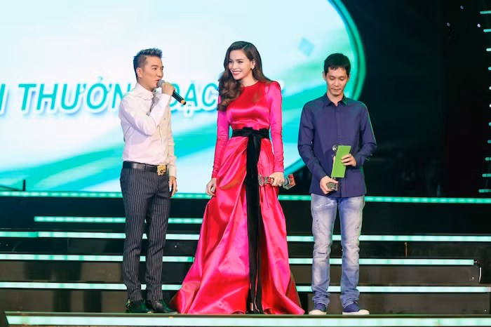 Anh cũng là người trao giải cho Hồ Ngọc Hà.