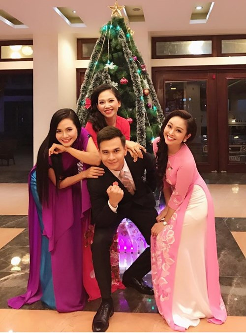 MC Thùy Linh chụp hình bên cạnh MC Danh Tùng, MC Mỹ Vân và Lương Nguyệt Anh.