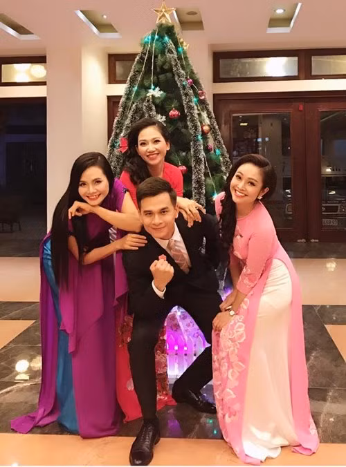 MC Thùy Linh chụp hình bên cạnh MC Danh Tùng, MC Mỹ Vân và Lương Nguyệt Anh.