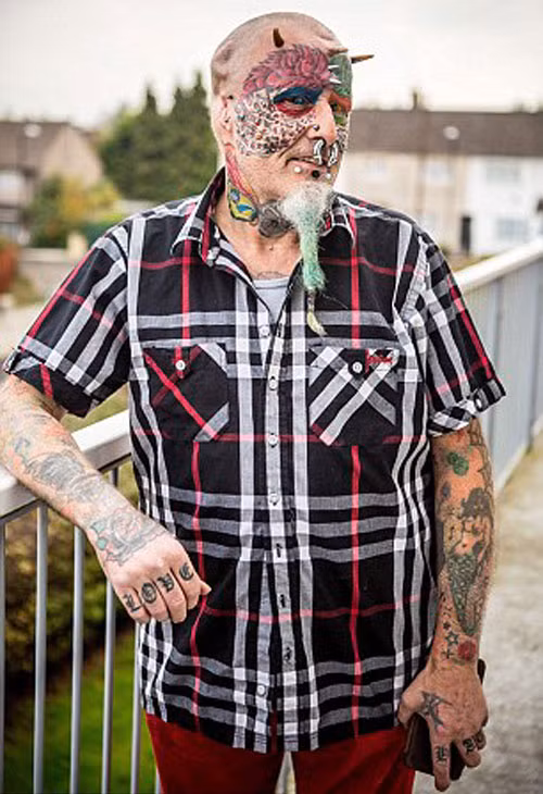 Để được thỏa ước nguyện, "dị nhân" này đã phẫu thuật cắt tai, chẻ lưỡi, vẽ 110 hình xăm và cấy thêm 50 vật thể lên toàn bộ cơ thể để giúp ông có ngoại hình giống vẹt nhất.