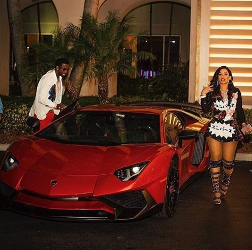 Rapper kiêm nhà thiết kế trẻ Bayo Adewale AKA Bnaira nổi tiếng với niềm đam mê tốc độ và bộ sưu tập siêu xe đình đám, từ Honda Accord đến Ranger Rovers. Dĩ nhiên, tất cả đều mang biển số cá nhân.