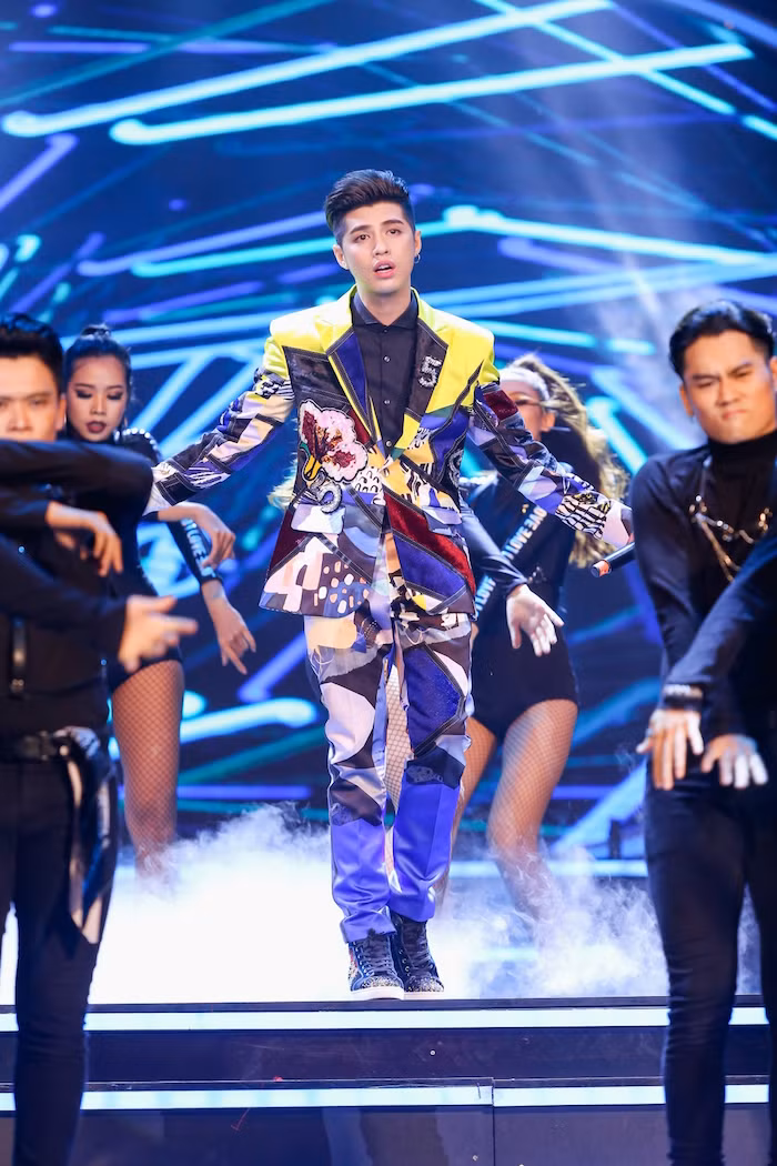 Noo Phước Thịnh bảnh bao trên sân khấu.