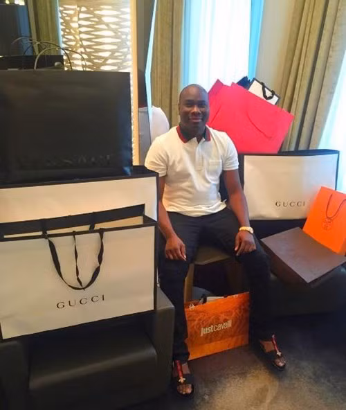 Mompha, CEO của Lagos Bureau De Change, thường xuyên chia sẻ những lần shopping đắt đỏ với sản phẩm của hàng loạt thương hiệu danh tiếng Gucci, Cavalli, Valentino, Versace, Hermes và Louis Vuitton.