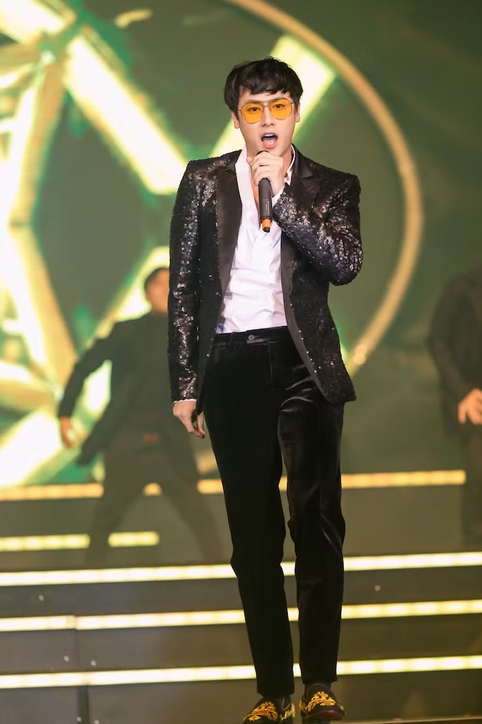 Rocker Nguyễn trình bày ca khúc Quá khứ còn lại gì.