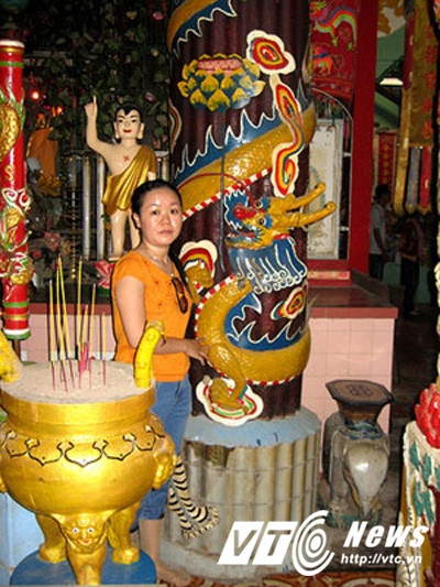 Du khách đến ngôi chùa đặc biệt này đều muốn chụp ảnh với cây nến khủng.