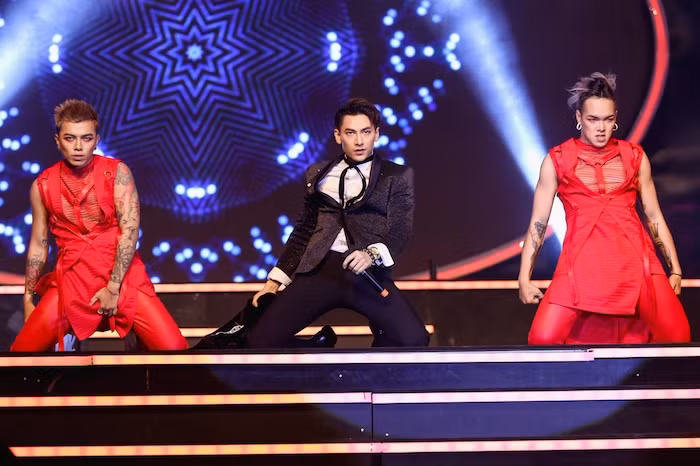 Issac đem đến một tiết mục sôi động.