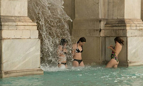 Phan no nu du khach mac bikini tam o dai phun nuoc 400 nam tuoi