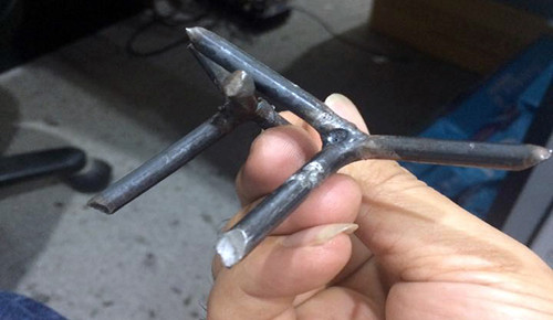 Những chiếc đinh 3 chạc mà tài xế qua địa phận Dốc Xây (Thanh Hóa) dính phải. VNE